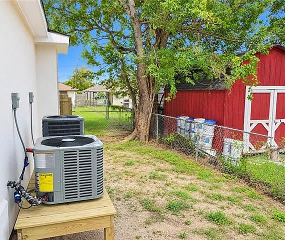 3 bed, 2.0 bath, 1200 sqft, $1,900 — Photo 2