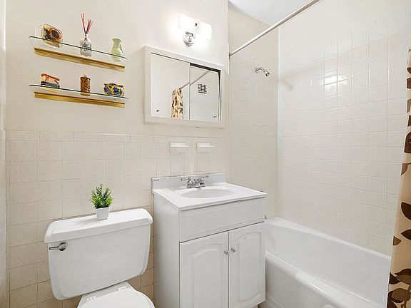 4th image of 165 W 66th St APT 2R