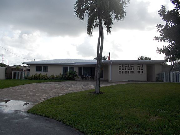 3rd image of 390 SE 10th St