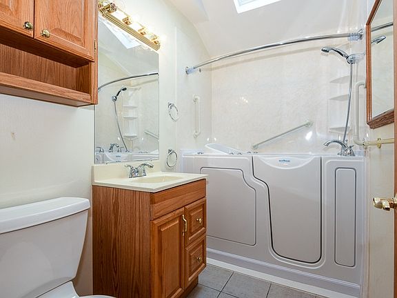4th image of 2868 Lexington Ave