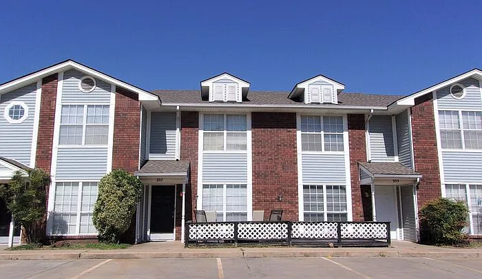 2 bed, 1.5 bath, 1047 sqft, $1,300 — Photo 1