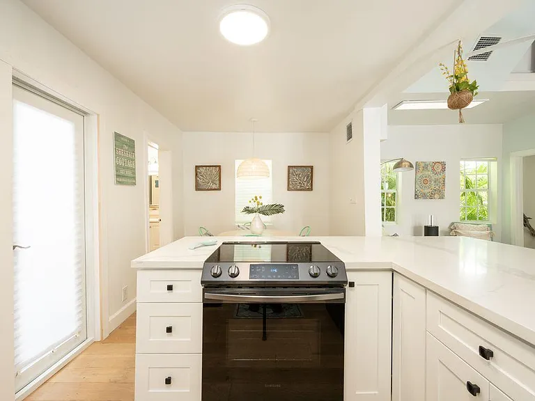 7 Thompson Ln — Photo 8