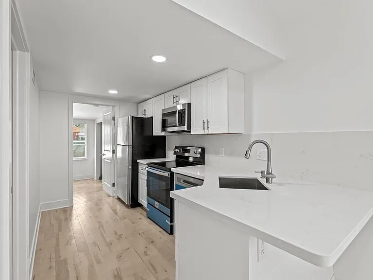 36 SE 13th Ter — Photo 1