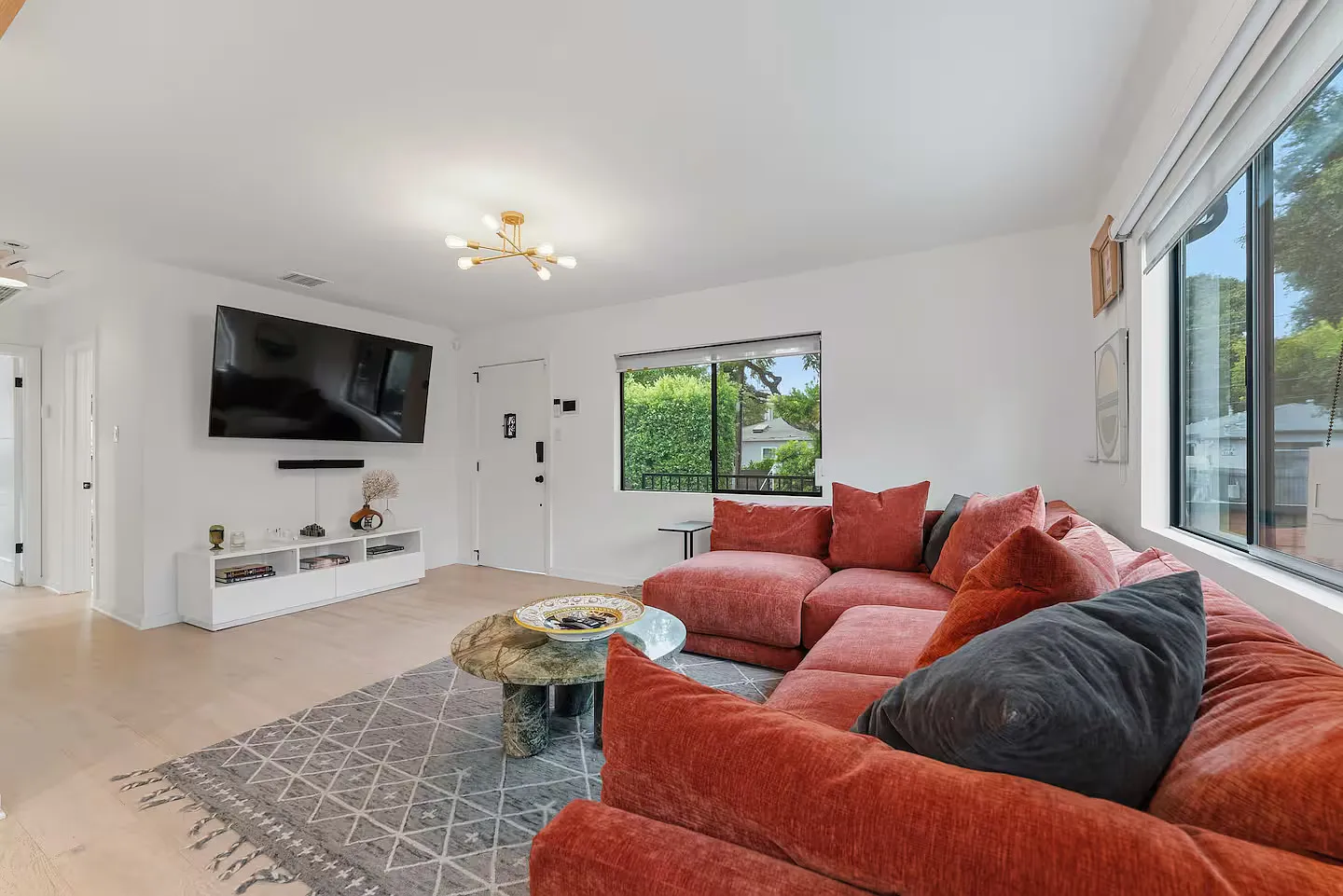 2 bed, 1300 sqft, $9,000 — Photo 3