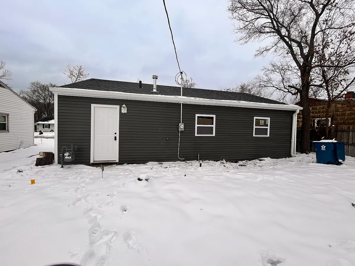 Building Photo - 2025 Central Dr