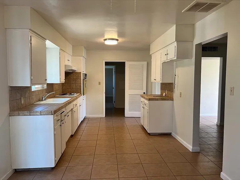 4013 University Ave — Photo 14