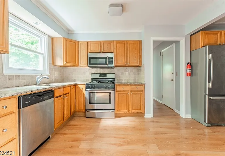 18 Macfarlan Ave — Photo 2