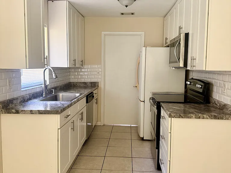 3307 NW 18th St — Photo 15