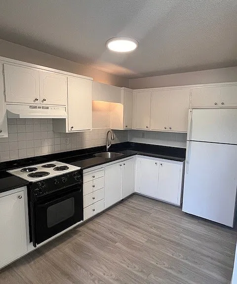 Spanish Castle Apartments — Photo 15