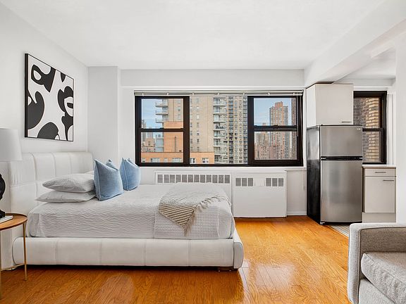 3rd image of 305 E 72nd St #14-B