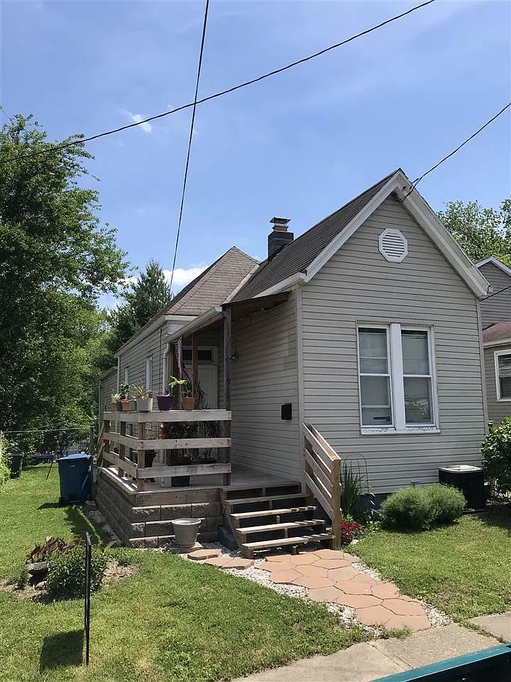 915 Maple Ave photo 1