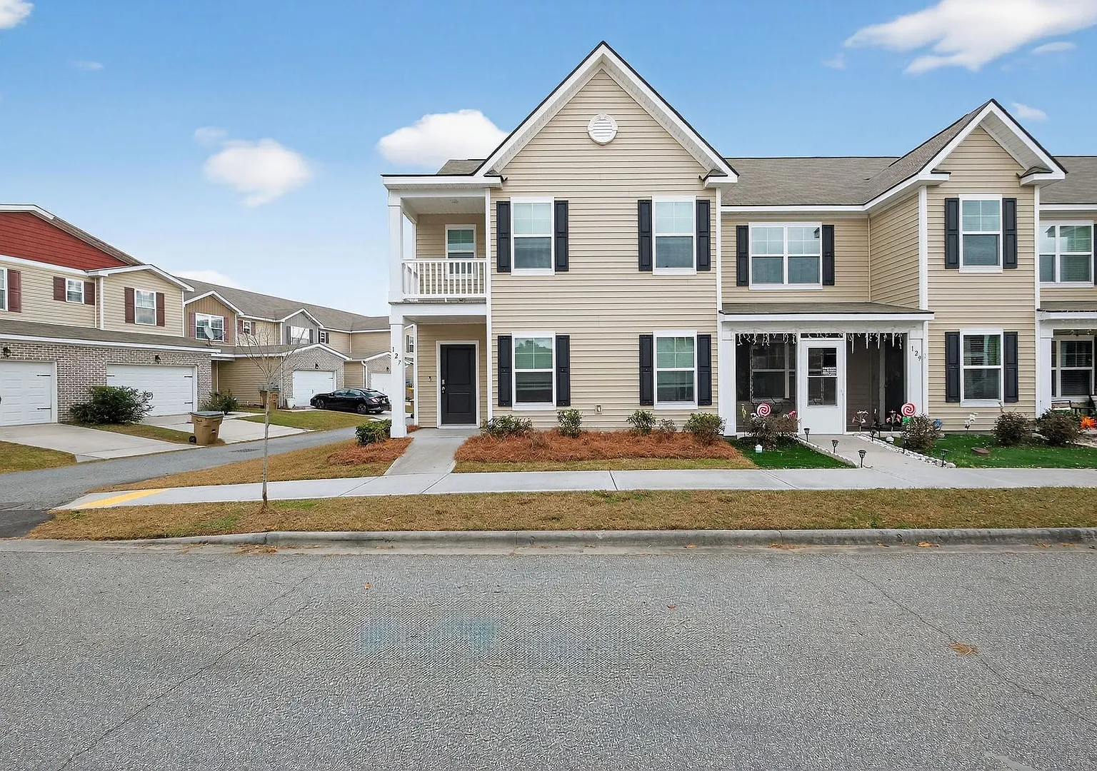 4 bedroom 3 bath townhome in Rice Hope — Photo 1