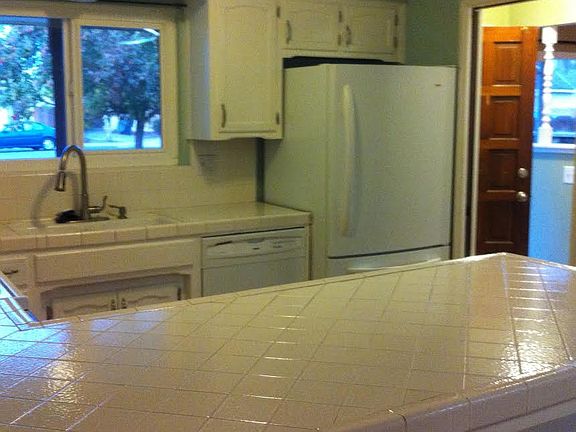 3rd image of 555 E Magnolia Ave