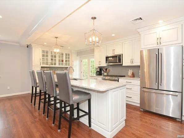 68 Floral West Drive, Plainview, NY 11803