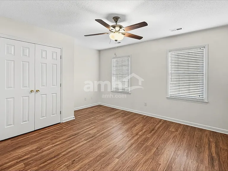 946 George Place Dr — Photo 17