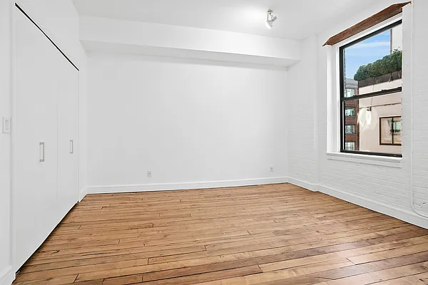 Sold by The SIMPLE Real Estate Co | media 13