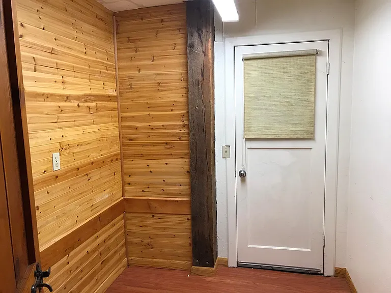 Laundry room with hookups