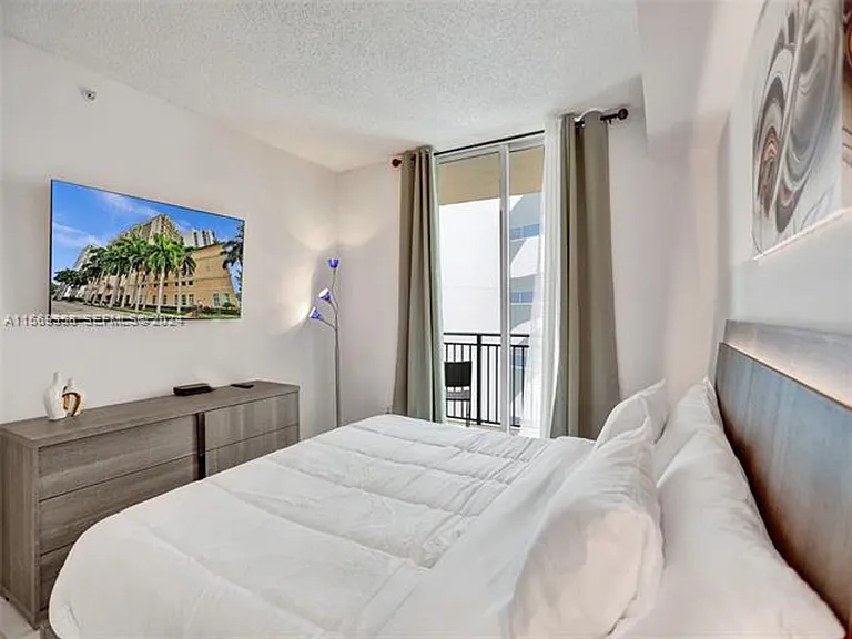 17555 Atlantic Blvd #1101 — Photo 34