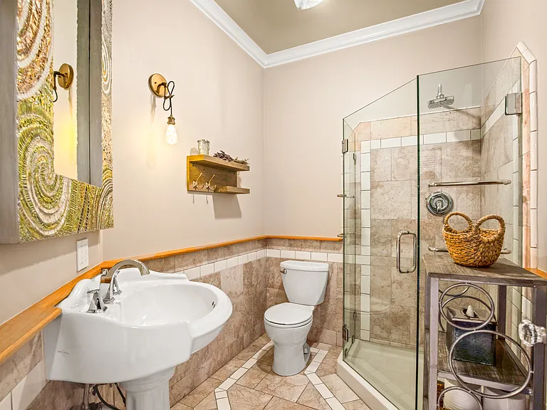 511 Baker St — Photo 13