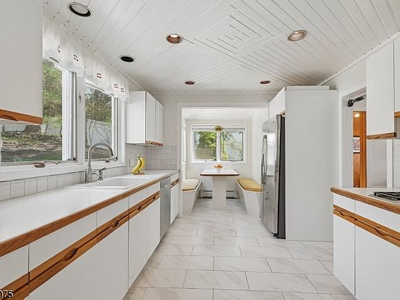 4th image of 111 Parsonage Hill Rd