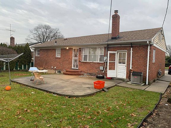 5th image of 2250 Renfrew Ave