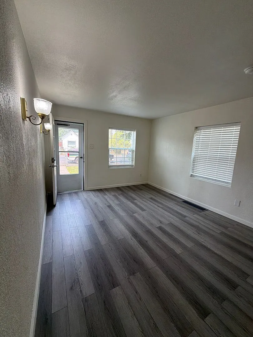 Freshly remodeled 3br 1ba, garage, LVP Flooring throughout. — Photo 3