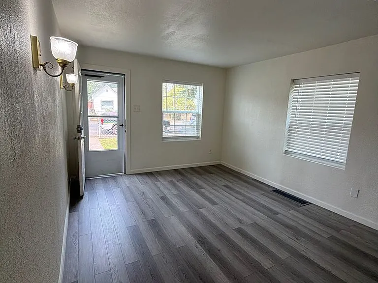 2410 Englewood Ave — Photo 15