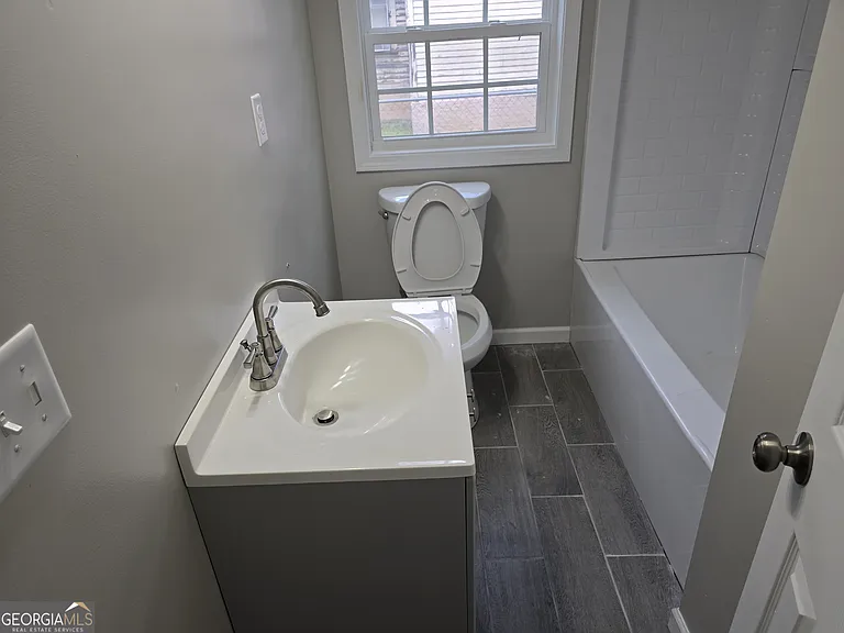 305 Smith St — Photo 17