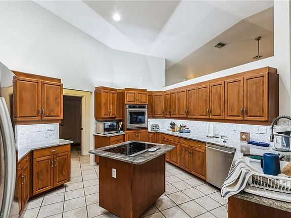 4th image of 250 SE 9th TER