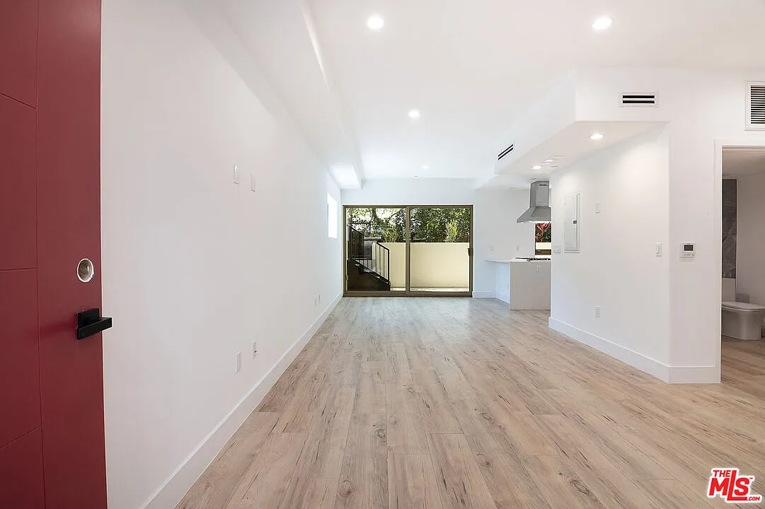 2 bed, 2.5 bath, 1250 sqft, $5,500 — Photo 4