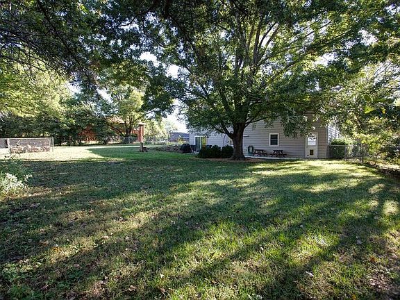 3rd image of 3056 Tamarak Dr