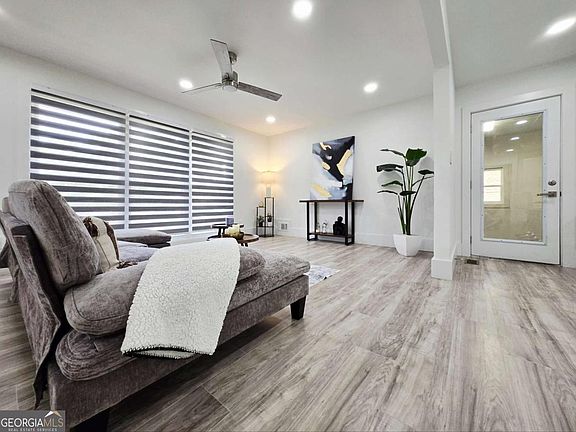 5th image of 2400 Glenrock Dr