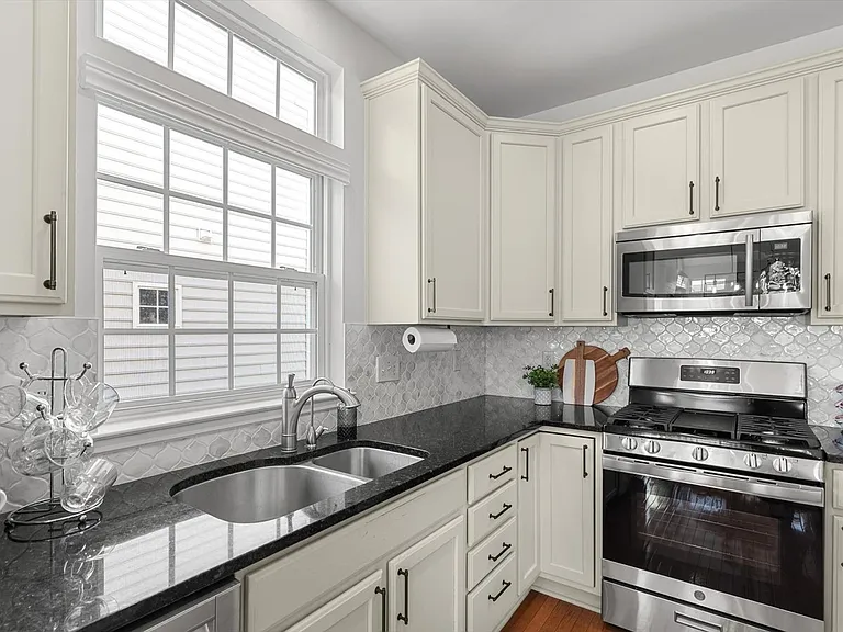 301 Adelaide Dr — Photo 16