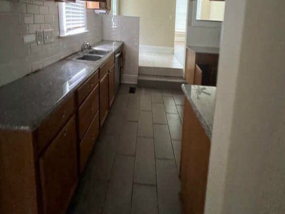 5th image of 2217 Clark St