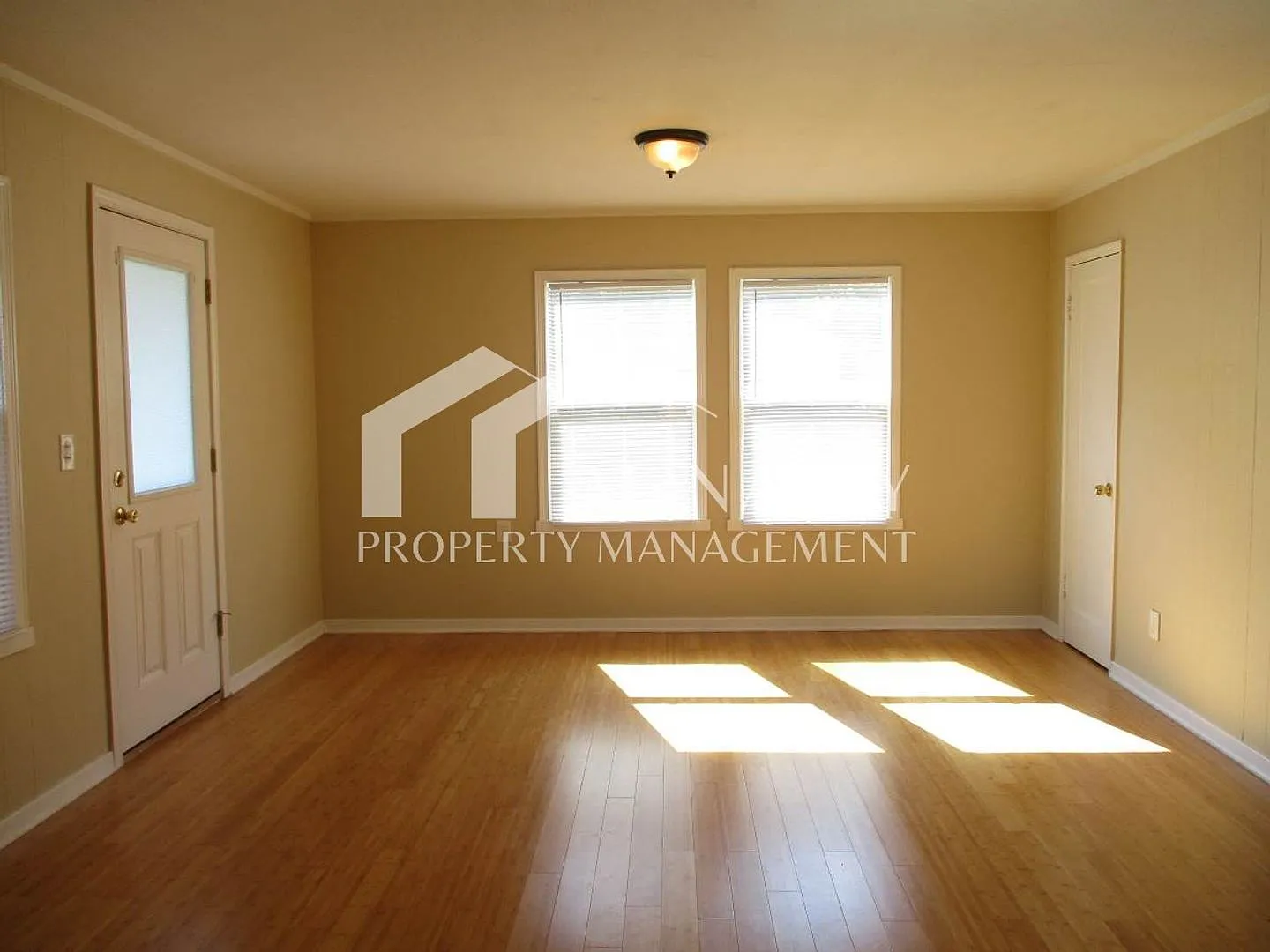 2 Bedroom, 1 Bathroom Home in Downtown Gig Harbor — Photo 3