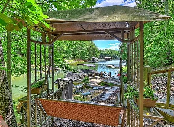 3rd image of 105 Island Cove Ln