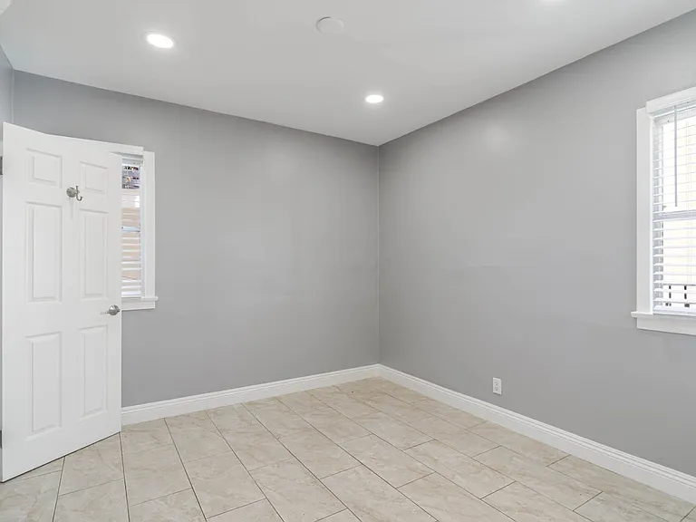 1049 Western Ave #B — Photo 10