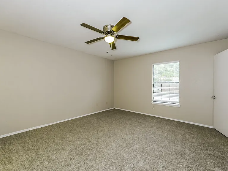 1385 Southridge Dr — Photo 14