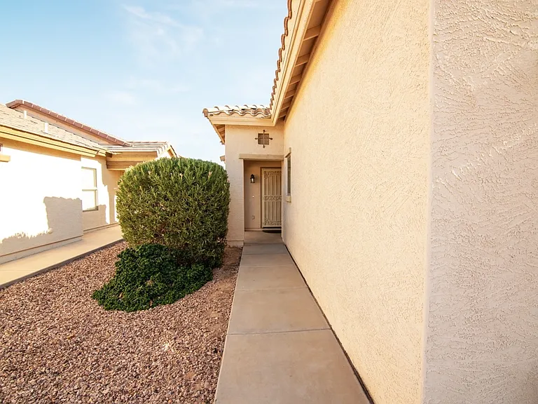 915 W Desert Hills Dr — Photo 2