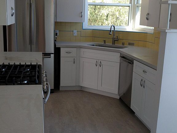 3rd image of 3033 Owen St