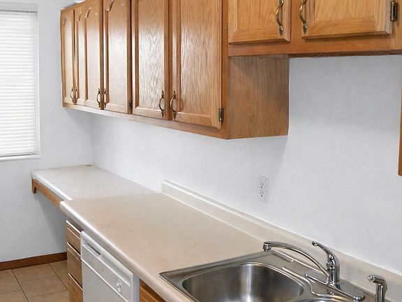 5th image of 612 10th Ave SE #303