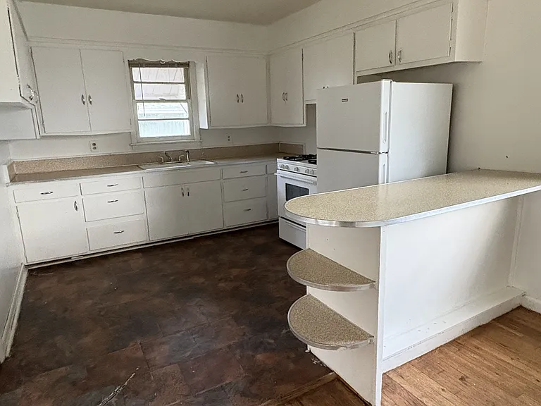 806 W 8th St — Photo 3