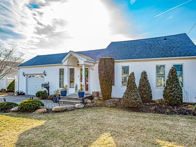 80 East Drive, Copiague, NY, 11726