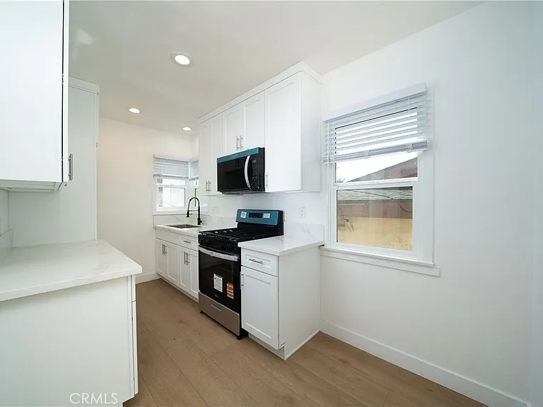 1050A Cedar Ave — Photo 4