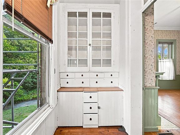 24th image of 904 Juliana St