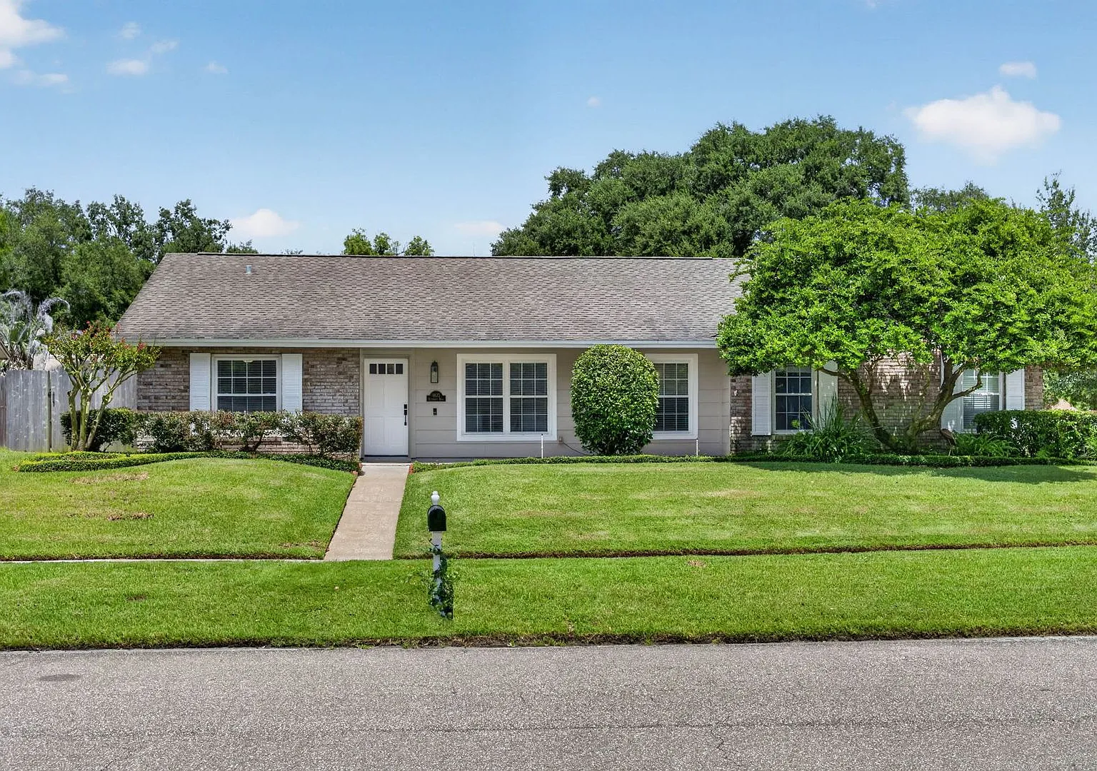 Cute updated house with large backyard! — Photo 1