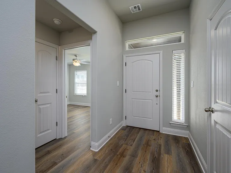 2801 Tulip Dr — Photo 9