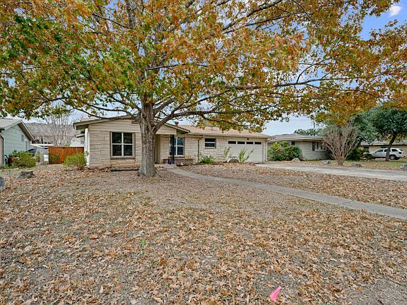 3rd image of 702 Robinhood Pl