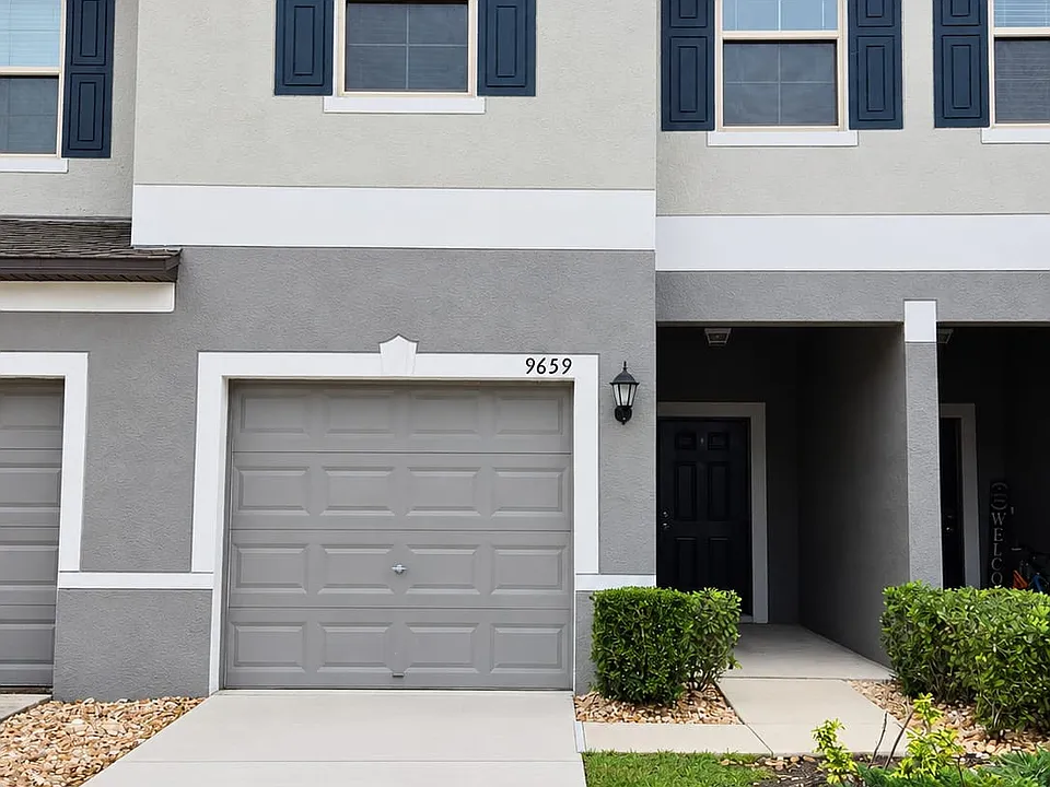 9659 Pembrooke Pines Dr