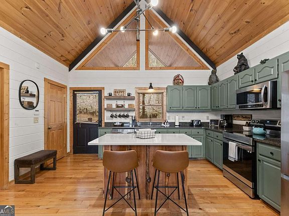 3rd image of 437 Spruce Cir